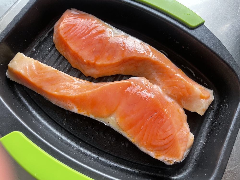 レンジで焼ケールで調理する前のシャケの切り身の写真