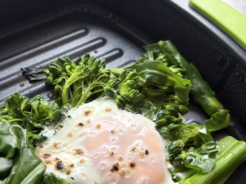 レンジで焼ケールで調理したブロッコリーと目玉焼きの写真