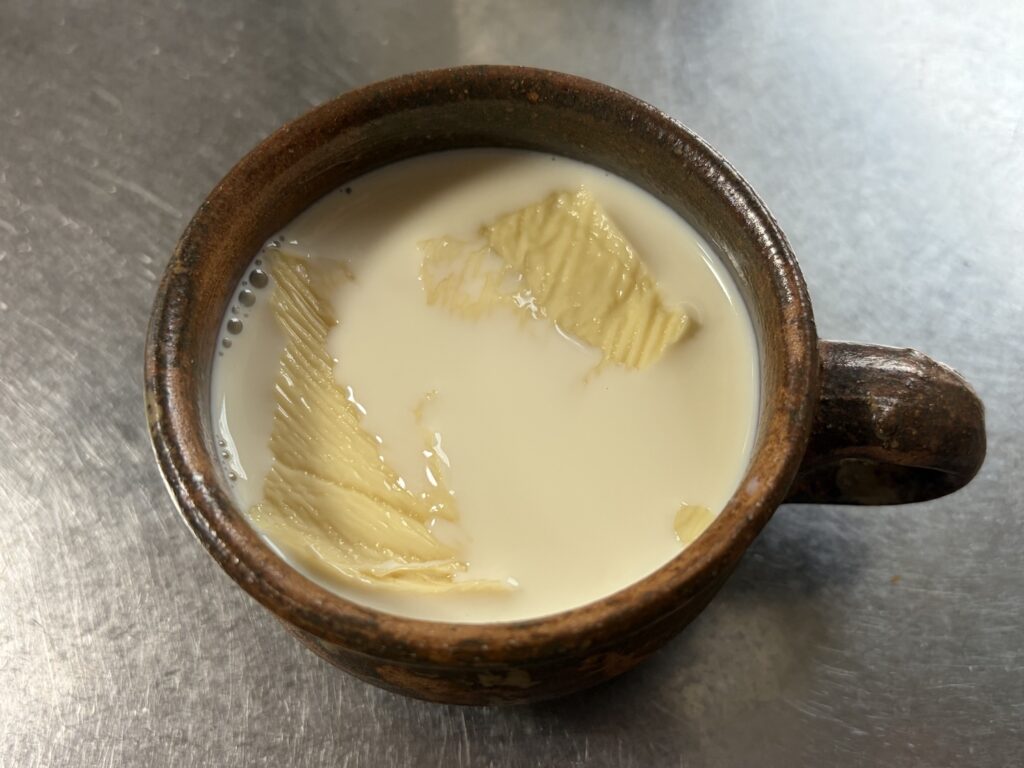 豆乳にゆばを入れた直後の写真